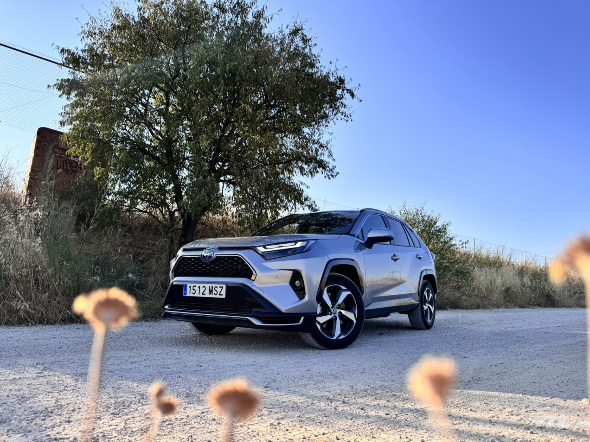Toyota RAV4 hybride rechargeable gris en essai routier