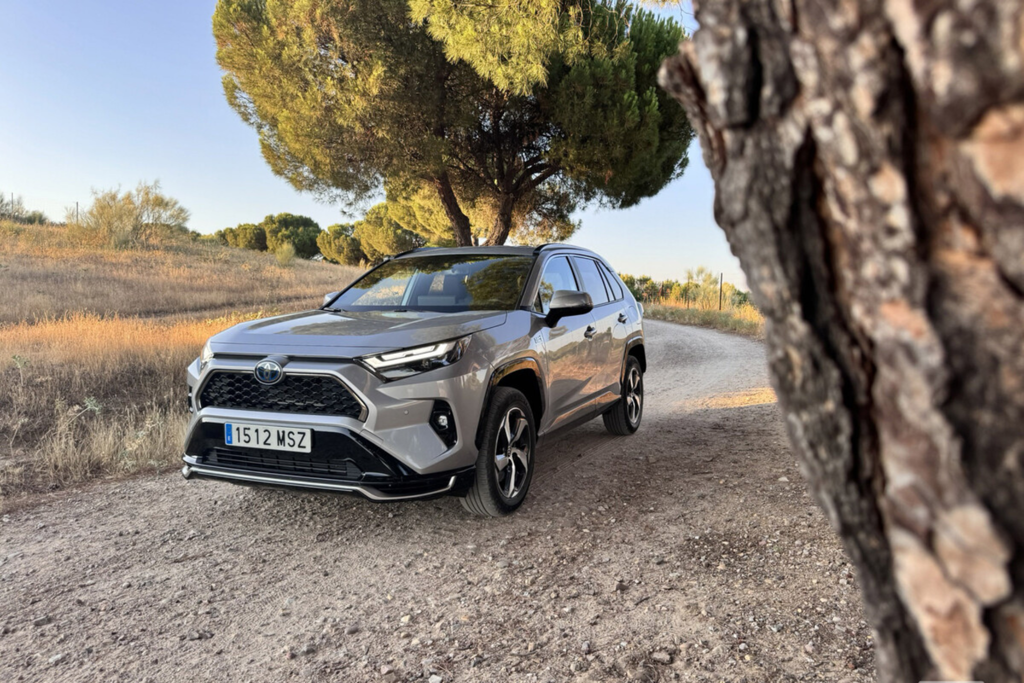 Toyota RAV4 hybride rechargeable sur chemin de terre