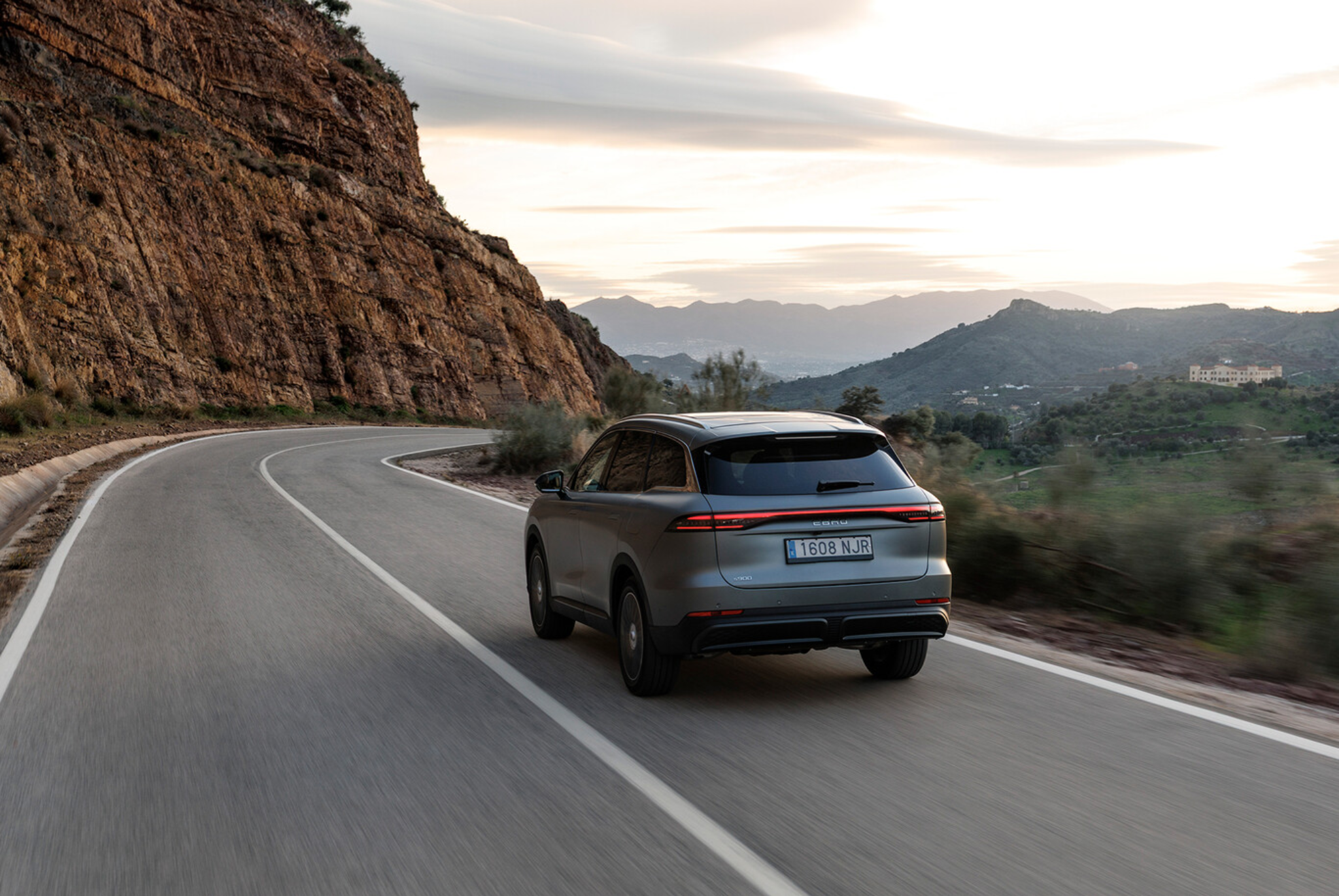 Ebro S900 sur route de montagne au coucher du soleil