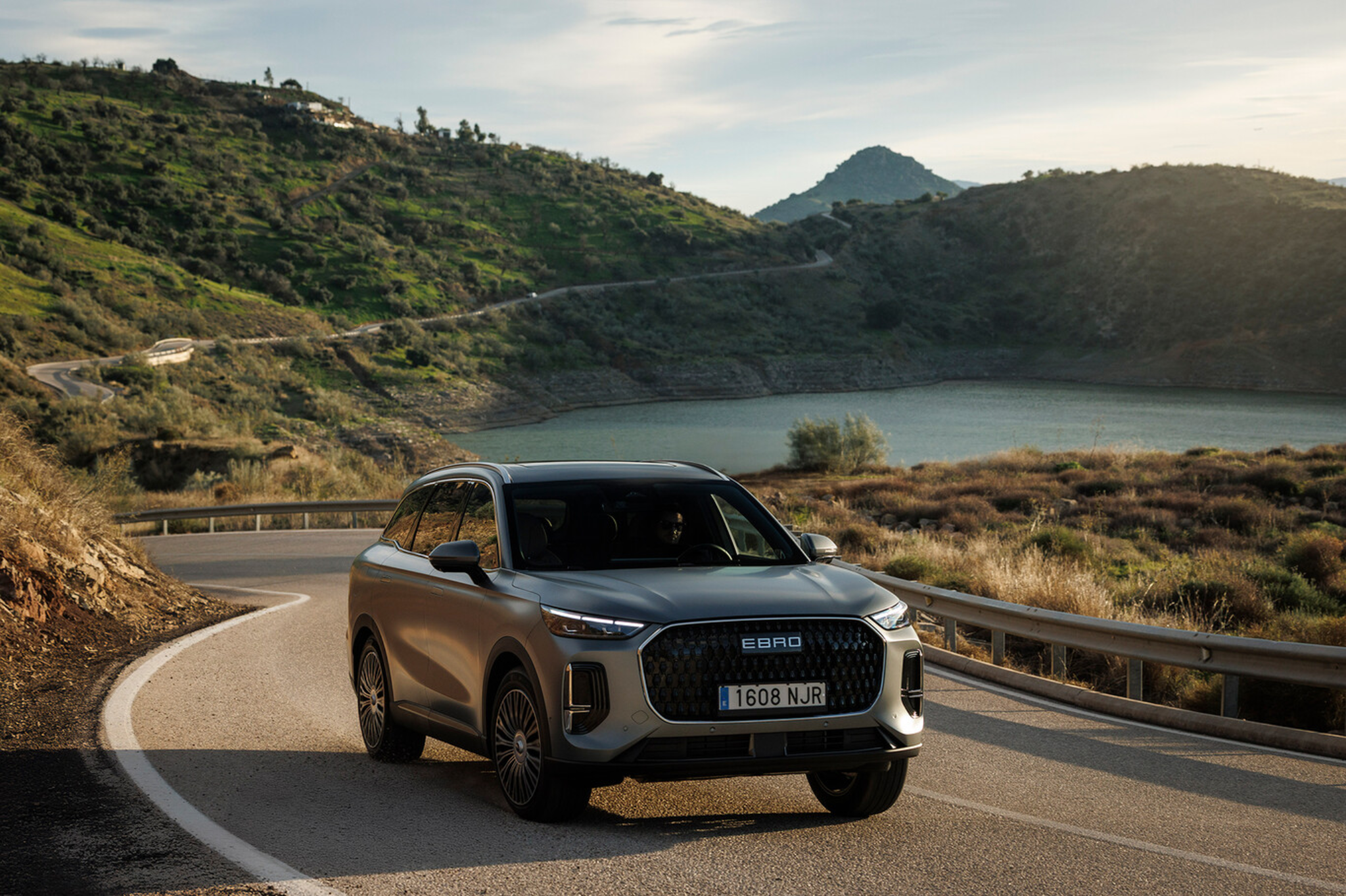 Ebro S900 grand SUV familial devant un lac