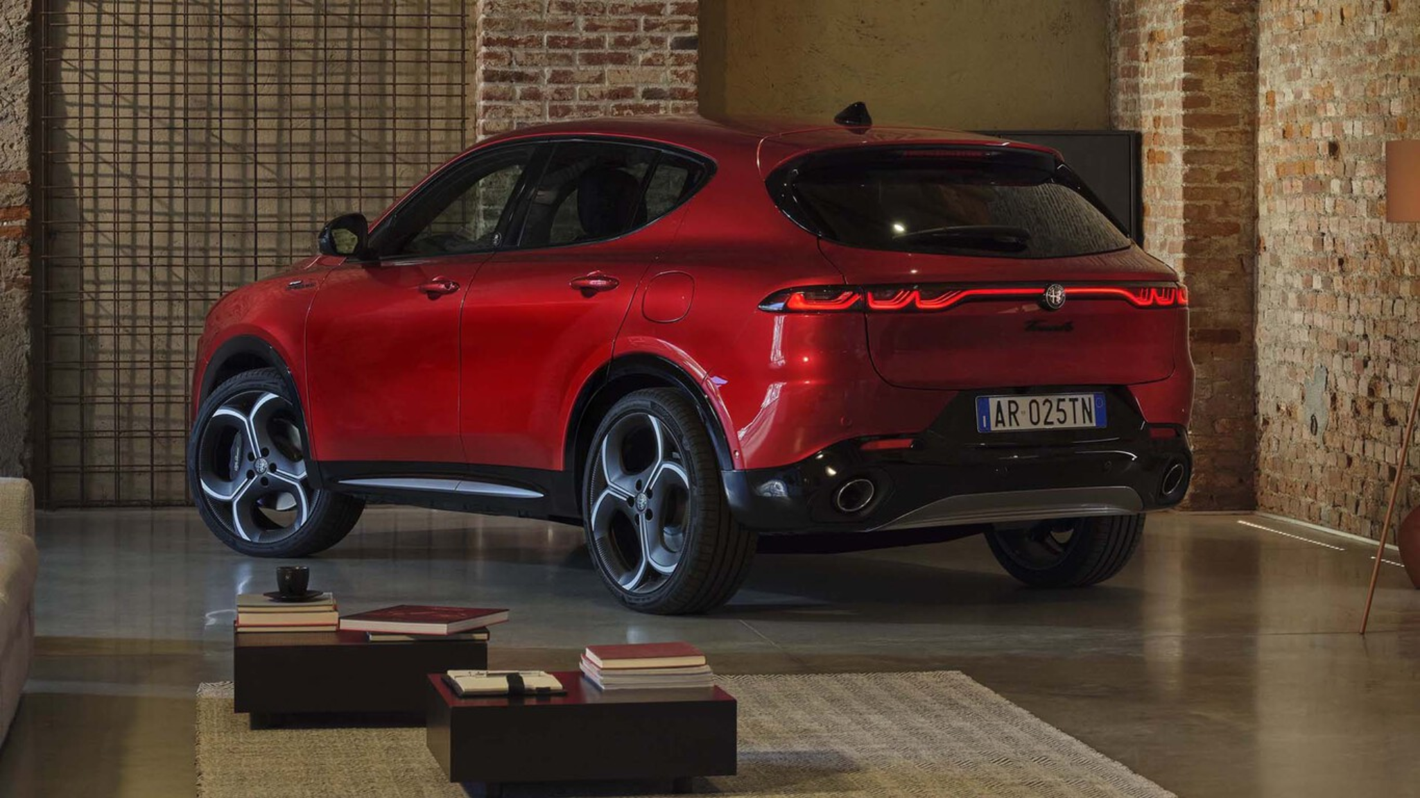 Alfa Romeo Tonale rouge vue arrière