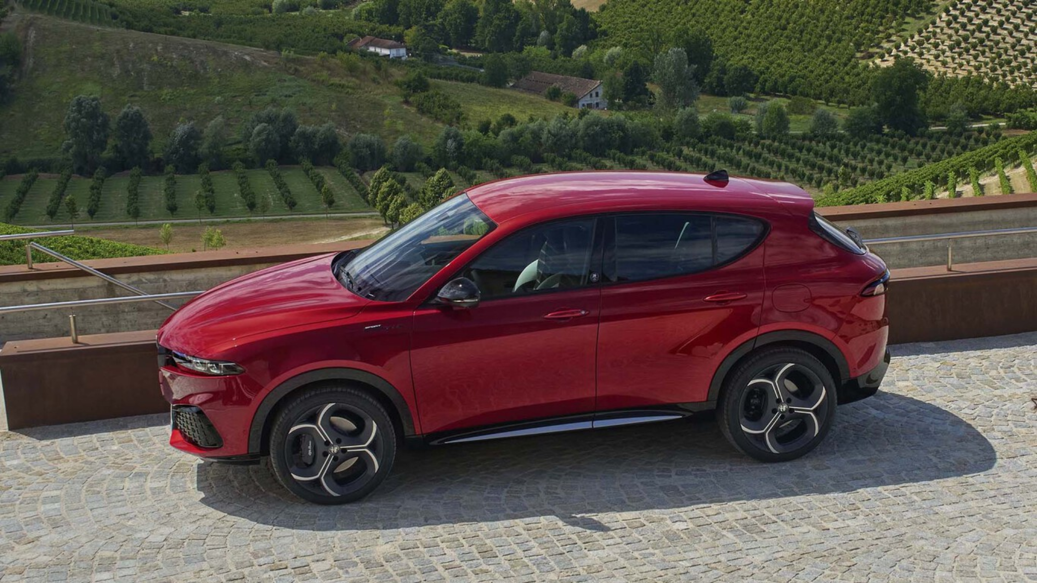 Alfa Romeo Tonale rouge restylé vu de profil