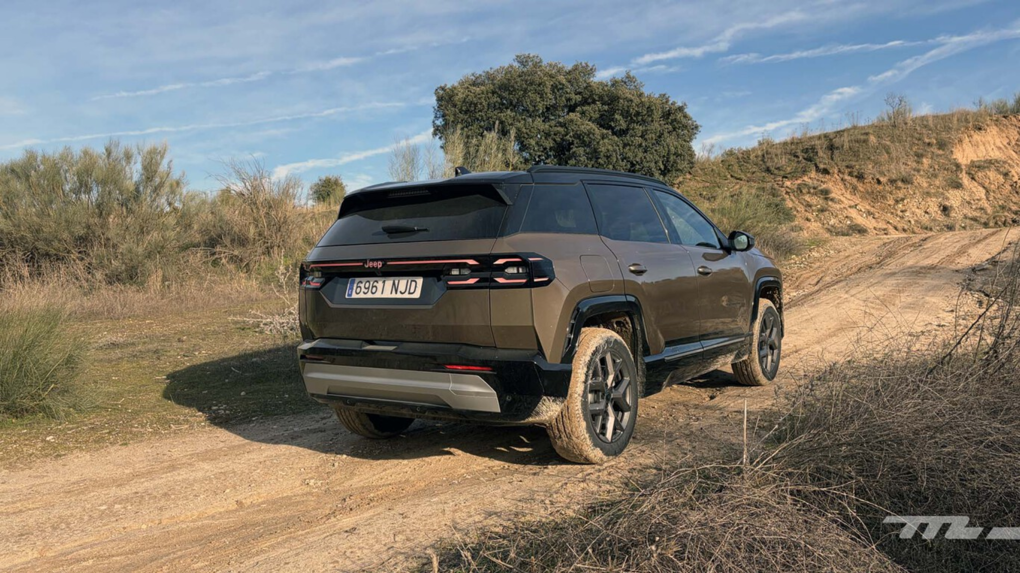 Jeep Compass 4xe hybride rechargeable vue arrière sur piste