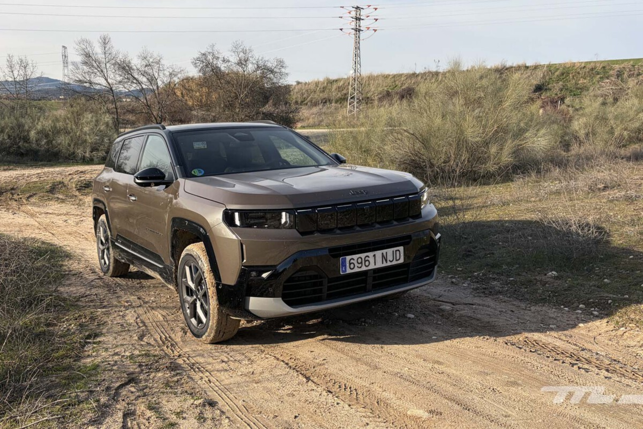 Jeep Compass 4xe sur chemin tout-terrain