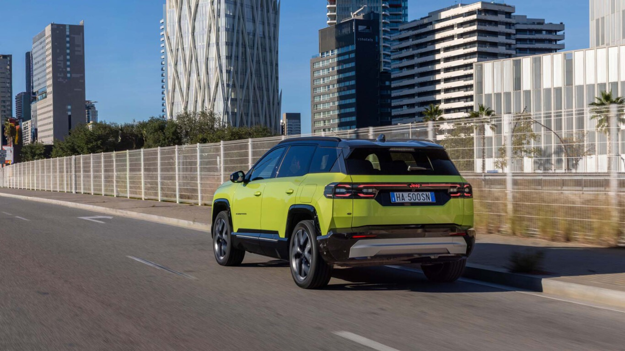 Jeep Compass 2026 vert vue arrière en ville