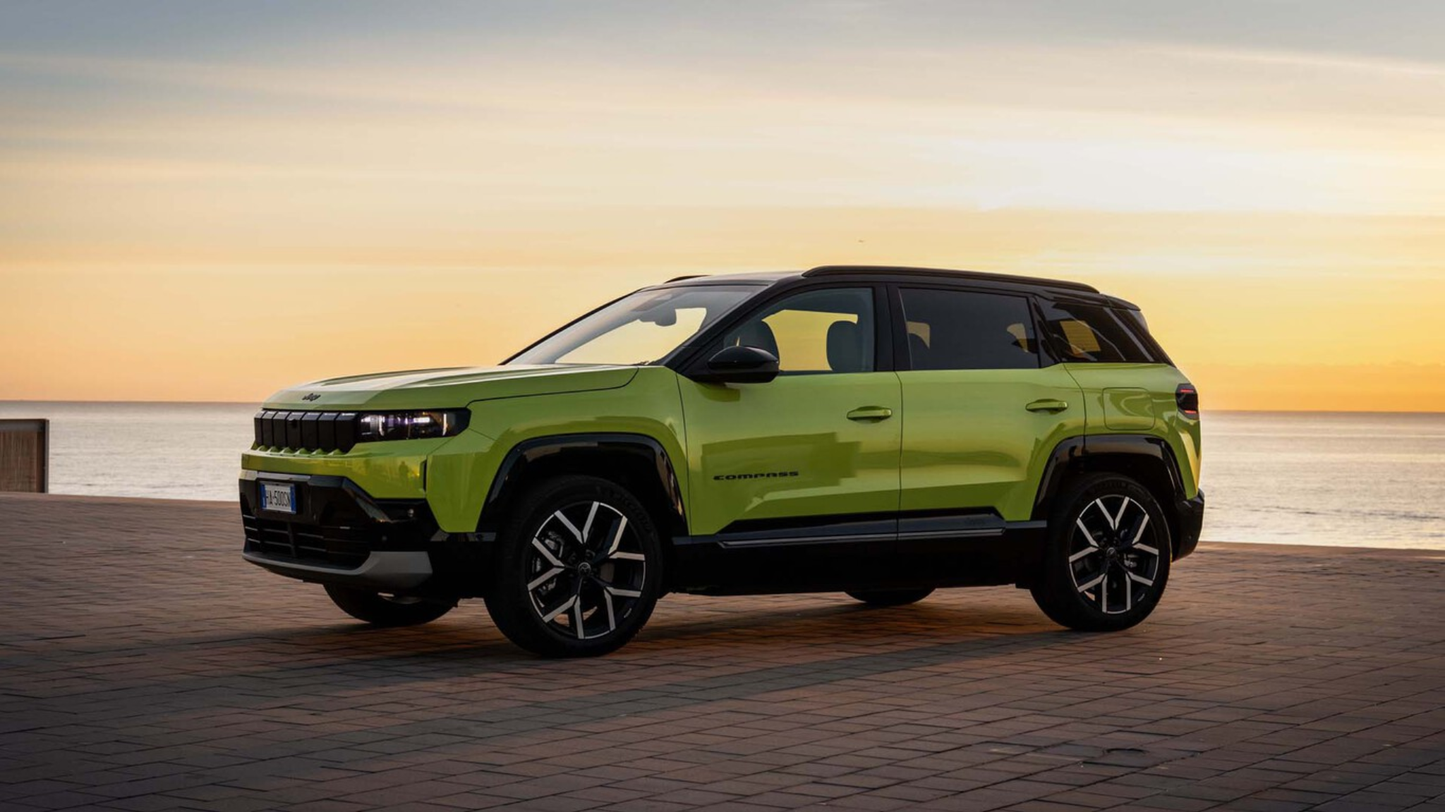 Jeep Compass 2026 vert au bord de mer