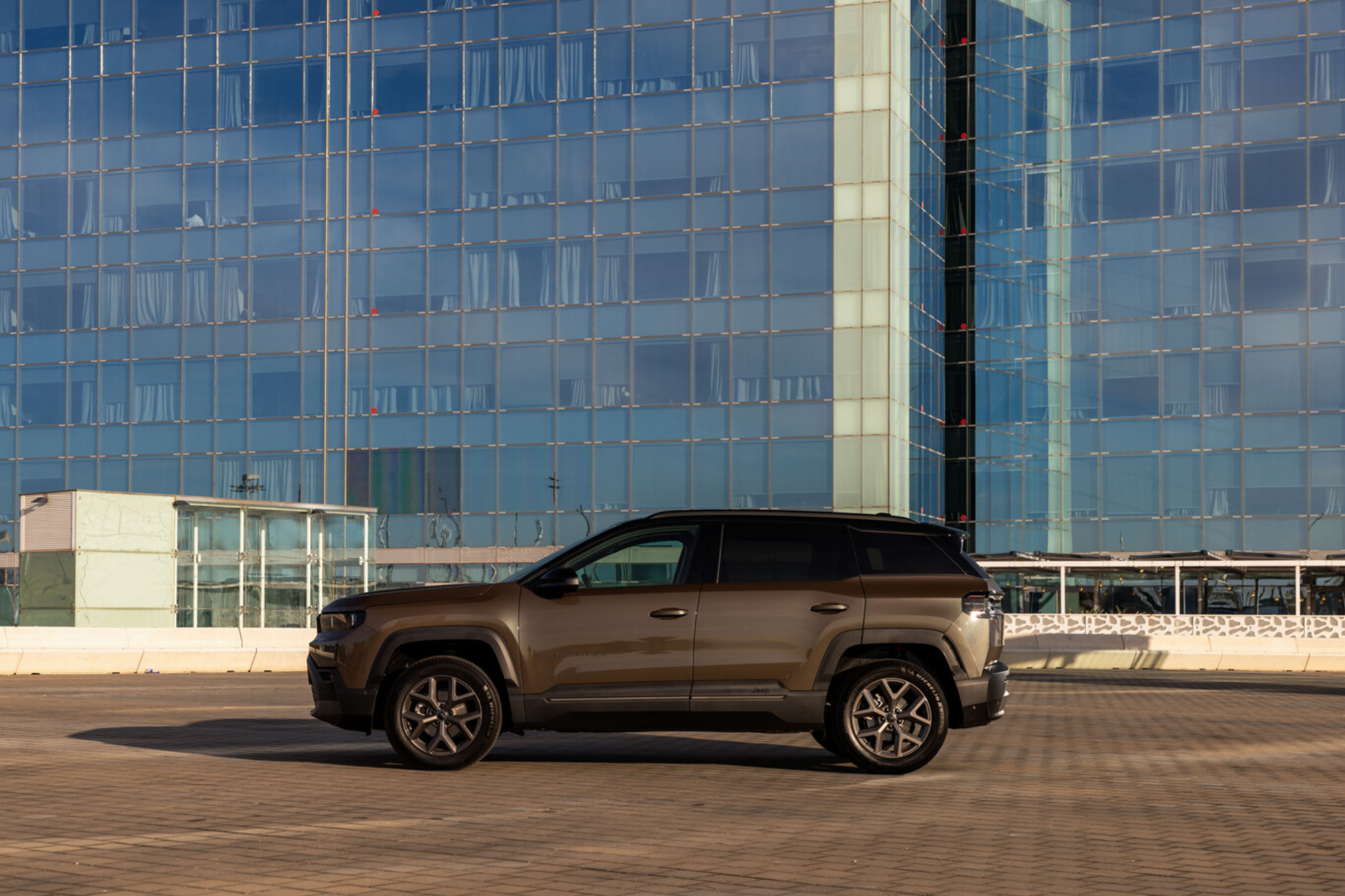 Jeep Compass 2026 en ville devant un immeuble moderne