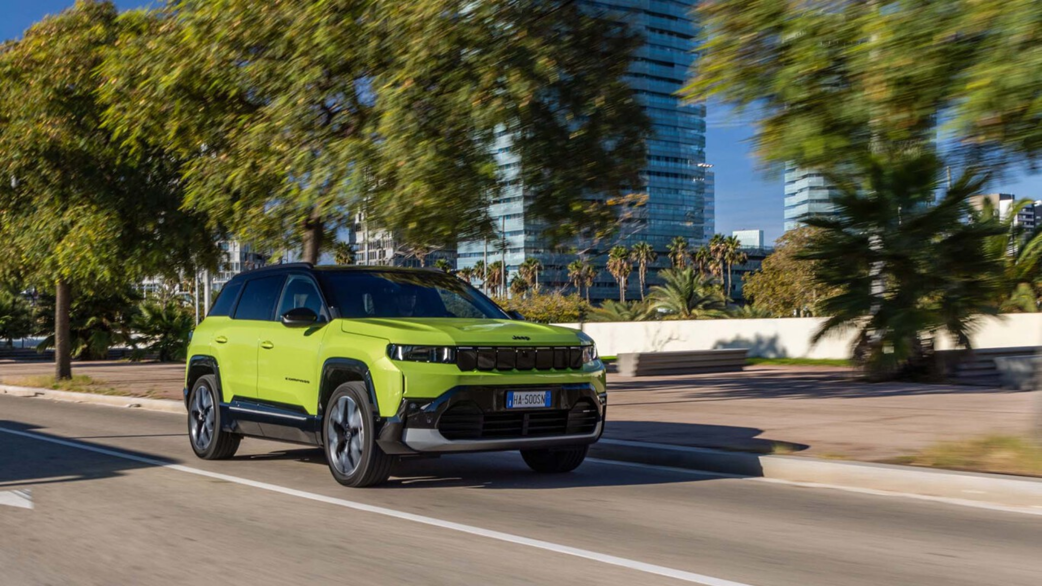 Jeep Compass e-Hybrid vert en conduite urbaine