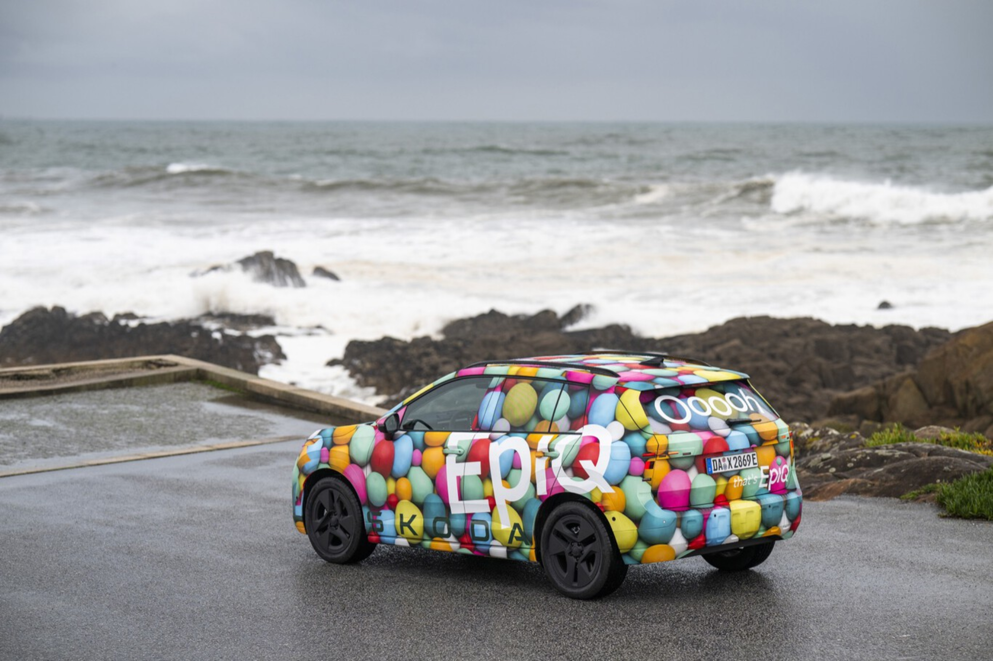 Skoda Epiq électrique camouflé sur route côtière