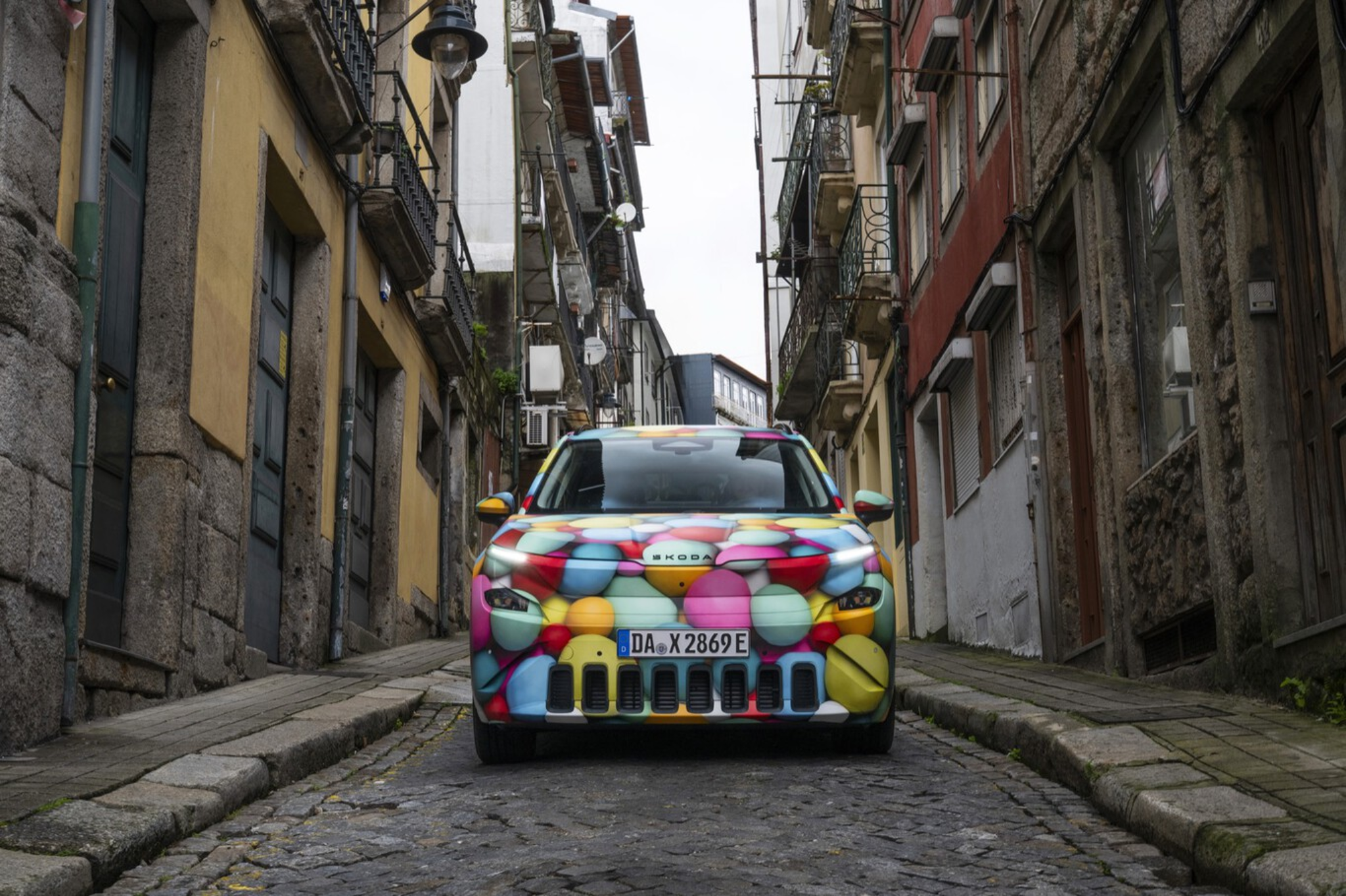 Skoda Epiq électrique dans une rue étroite