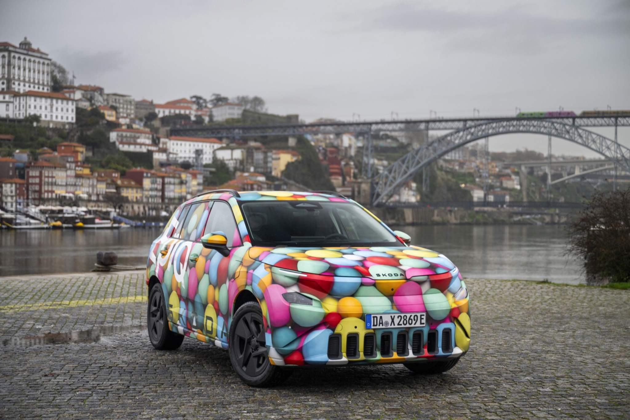 Skoda Epiq camouflé devant le Douro
