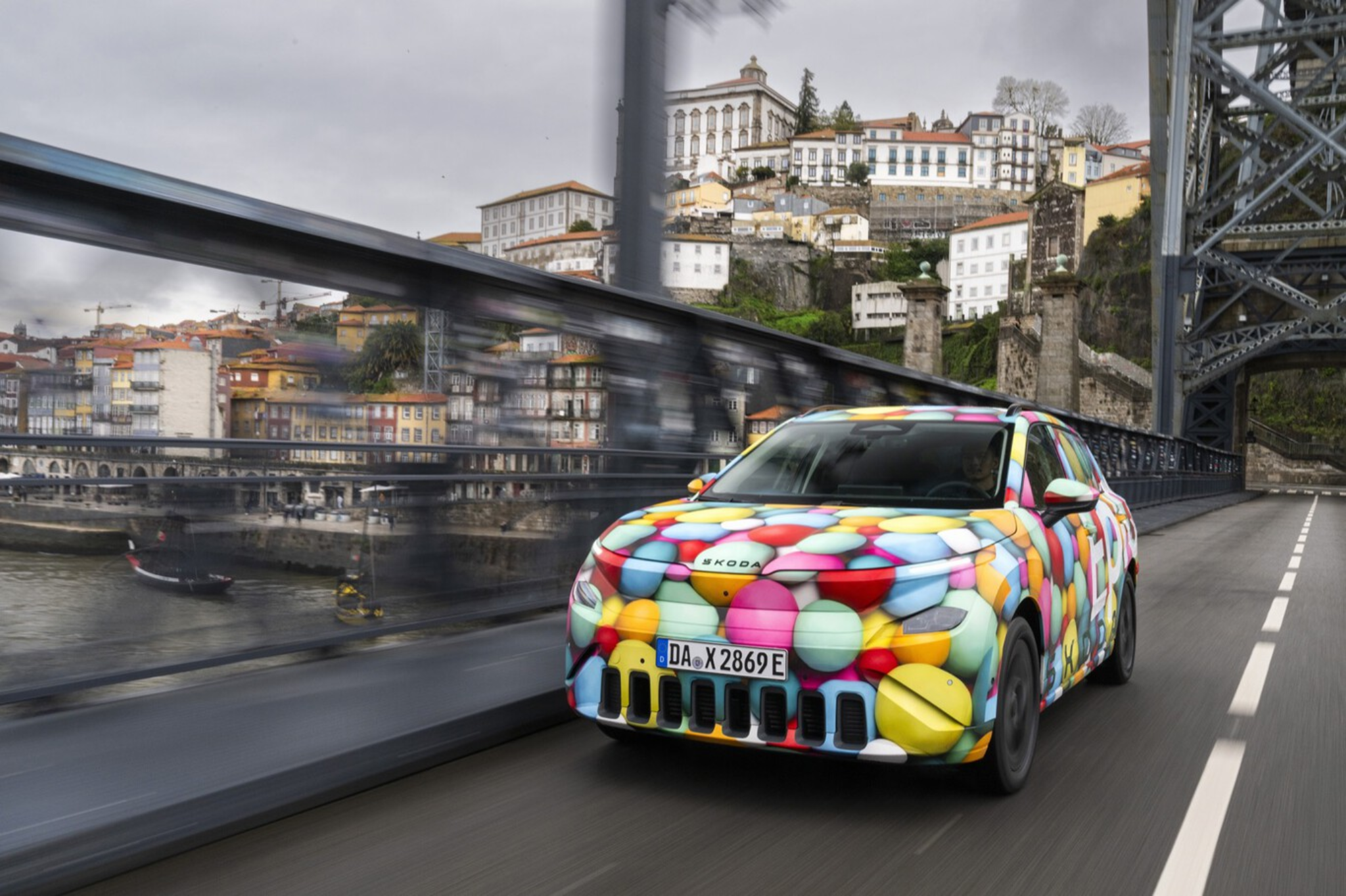 Skoda Epiq électrique sur le pont de Porto