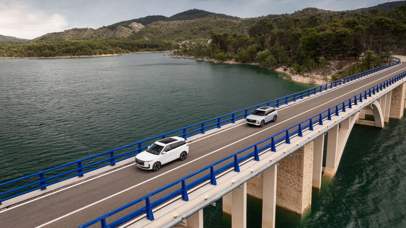Jaecoo 5 et Jaecoo 7 hybrides sur un pont