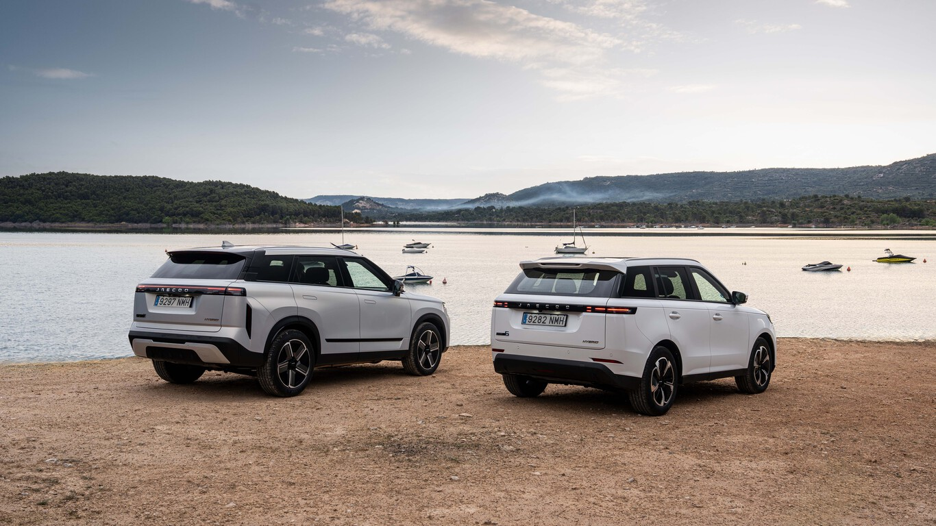 Jaecoo 5 et Jaecoo 7 hybrides au bord du lac