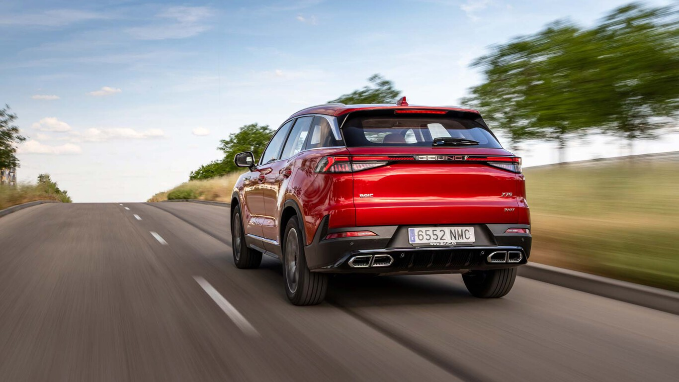 BAIC X75 rouge vu de l’arrière en conduite