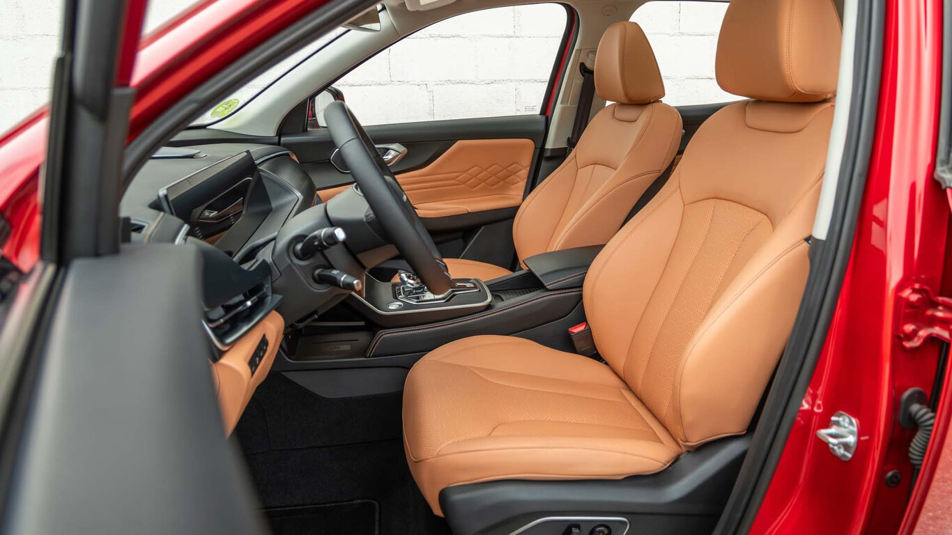 Sièges avant beiges du BAIC X75