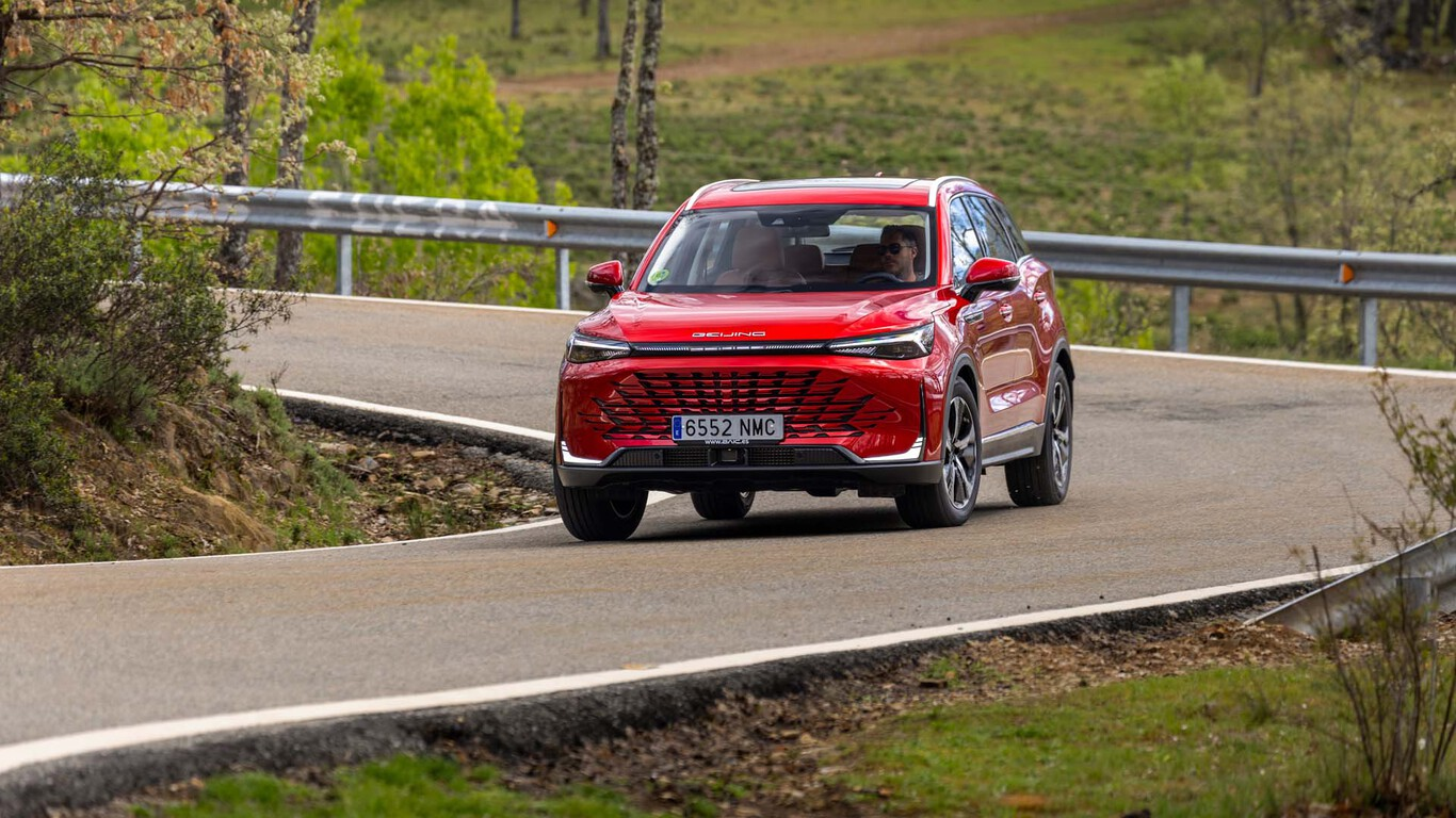 BAIC X75 rouge en virage