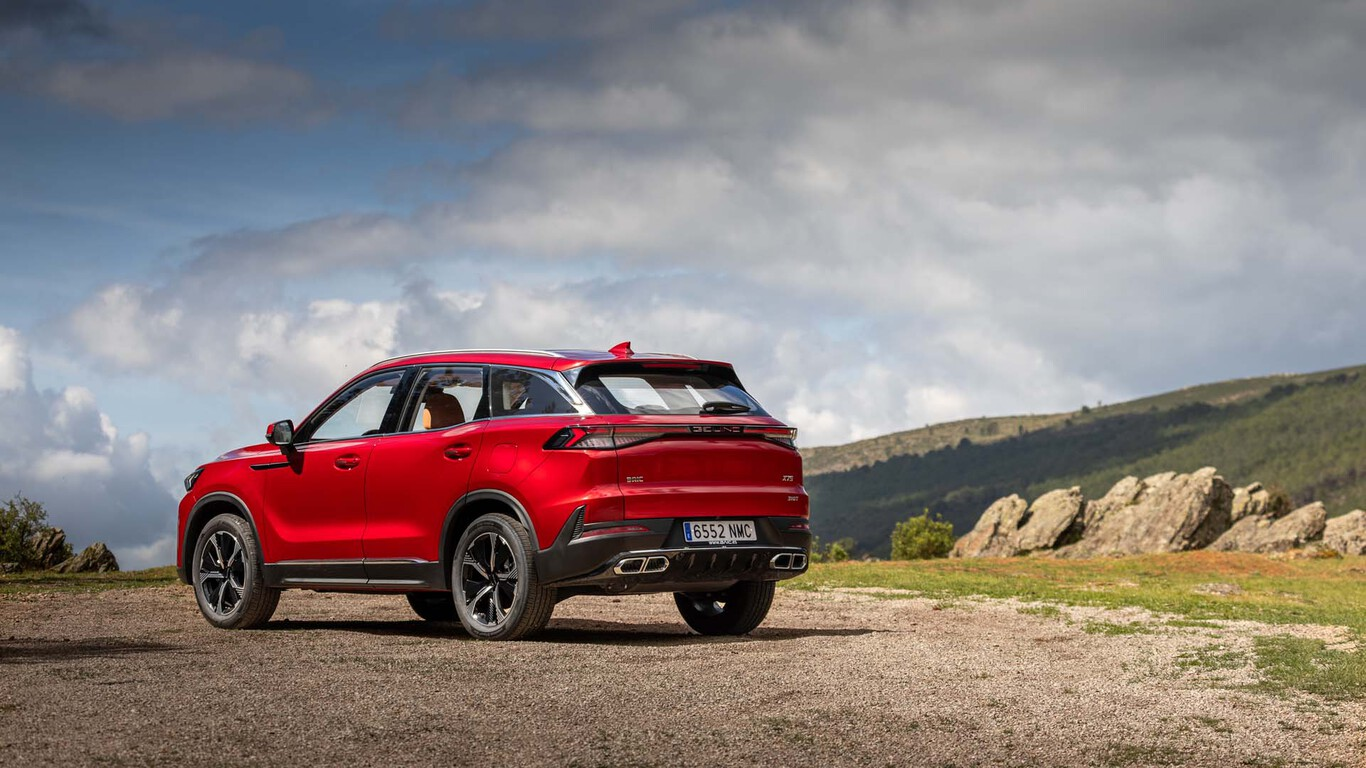 BAIC X75 rouge vue arrière en montagne