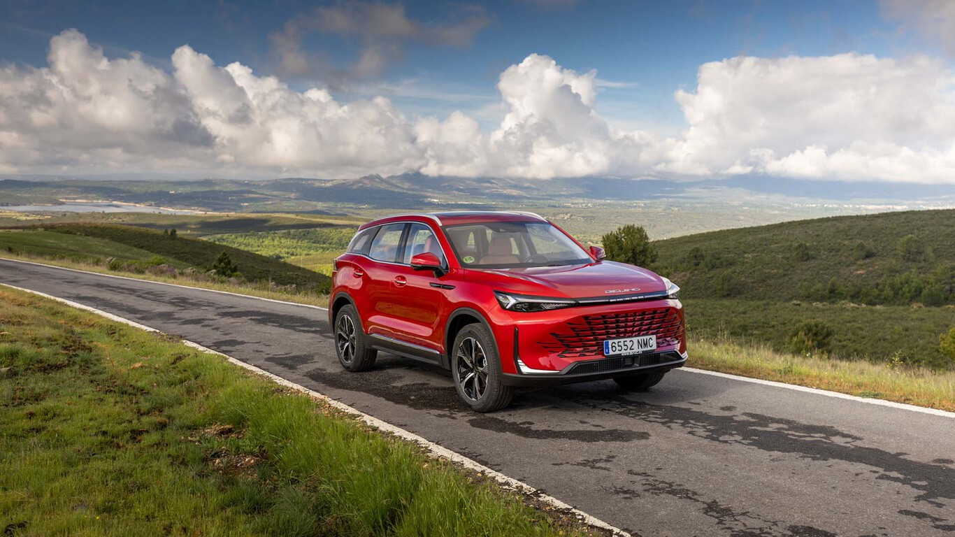 BAIC X75 rouge sur route panoramique