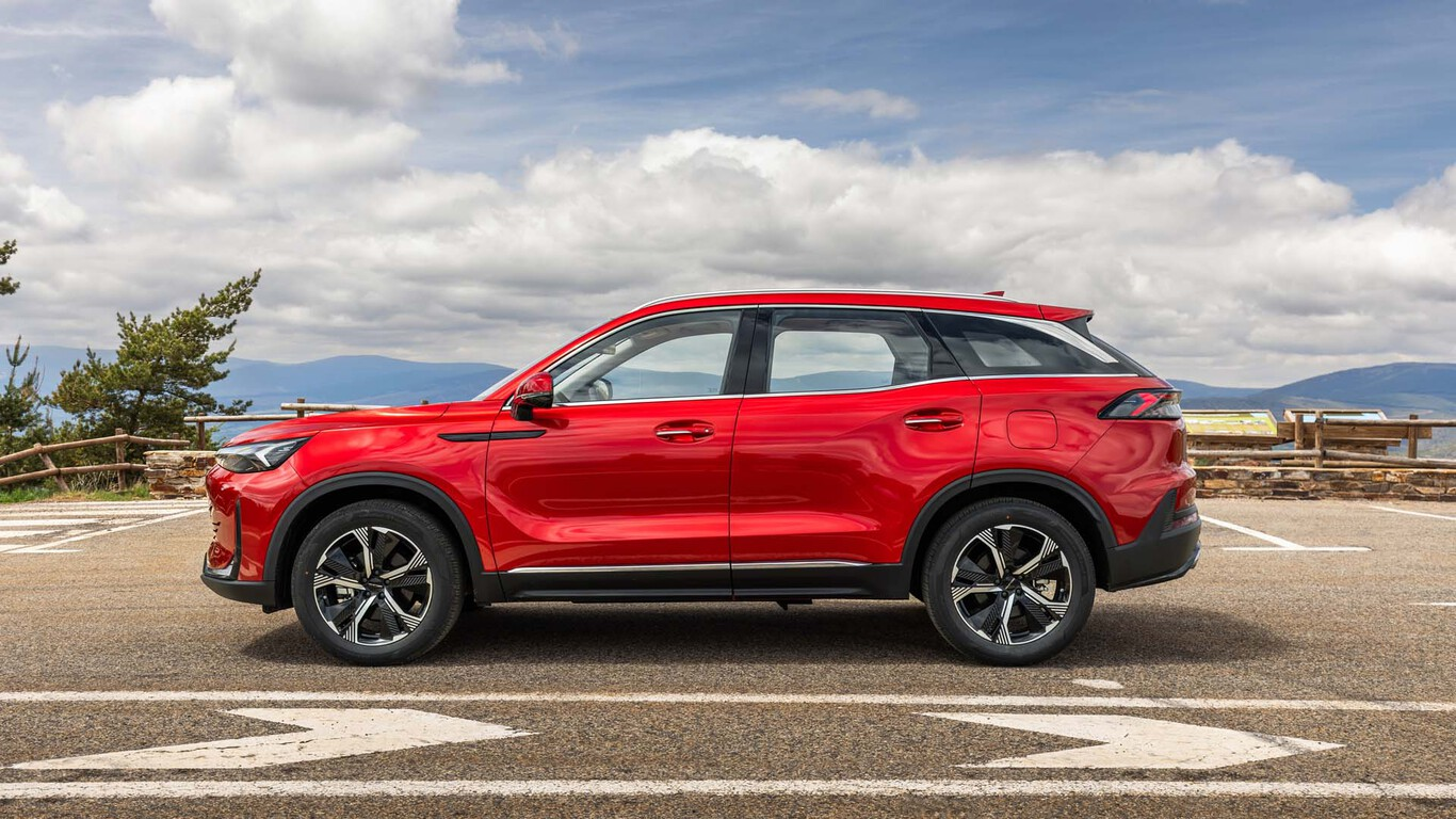 BAIC X75 rouge vu de profil