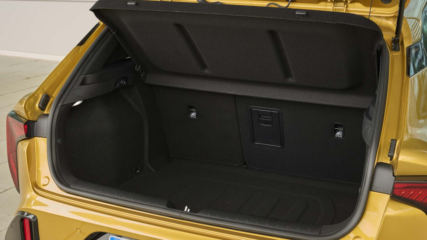 Coffre du Kia K4 jaune ouvert