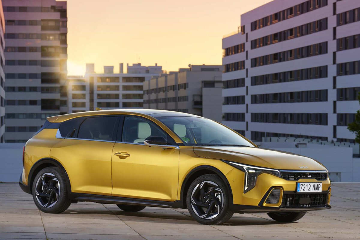 Kia K4 jaune vue de profil en ville