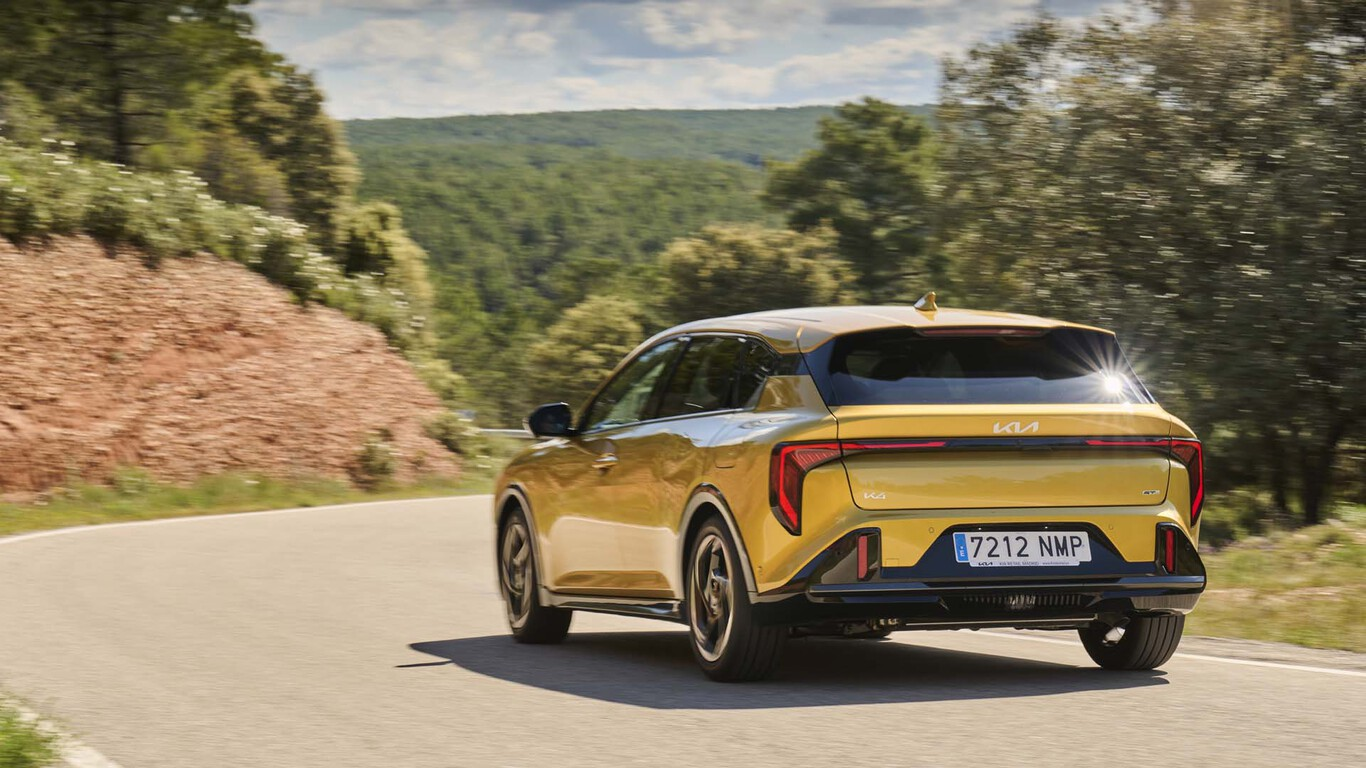 Kia K4 jaune vue arrière sur route