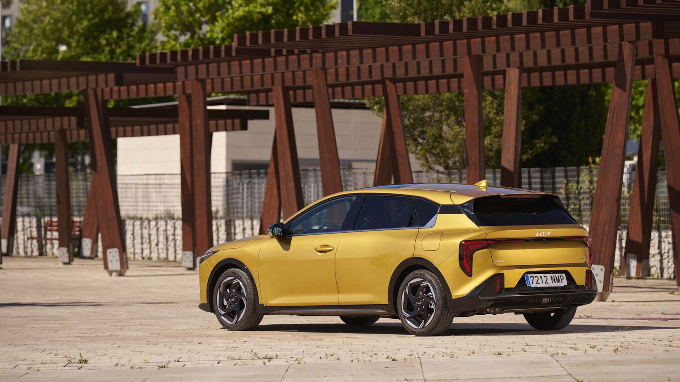 Kia K4 jaune vue arrière en extérieur