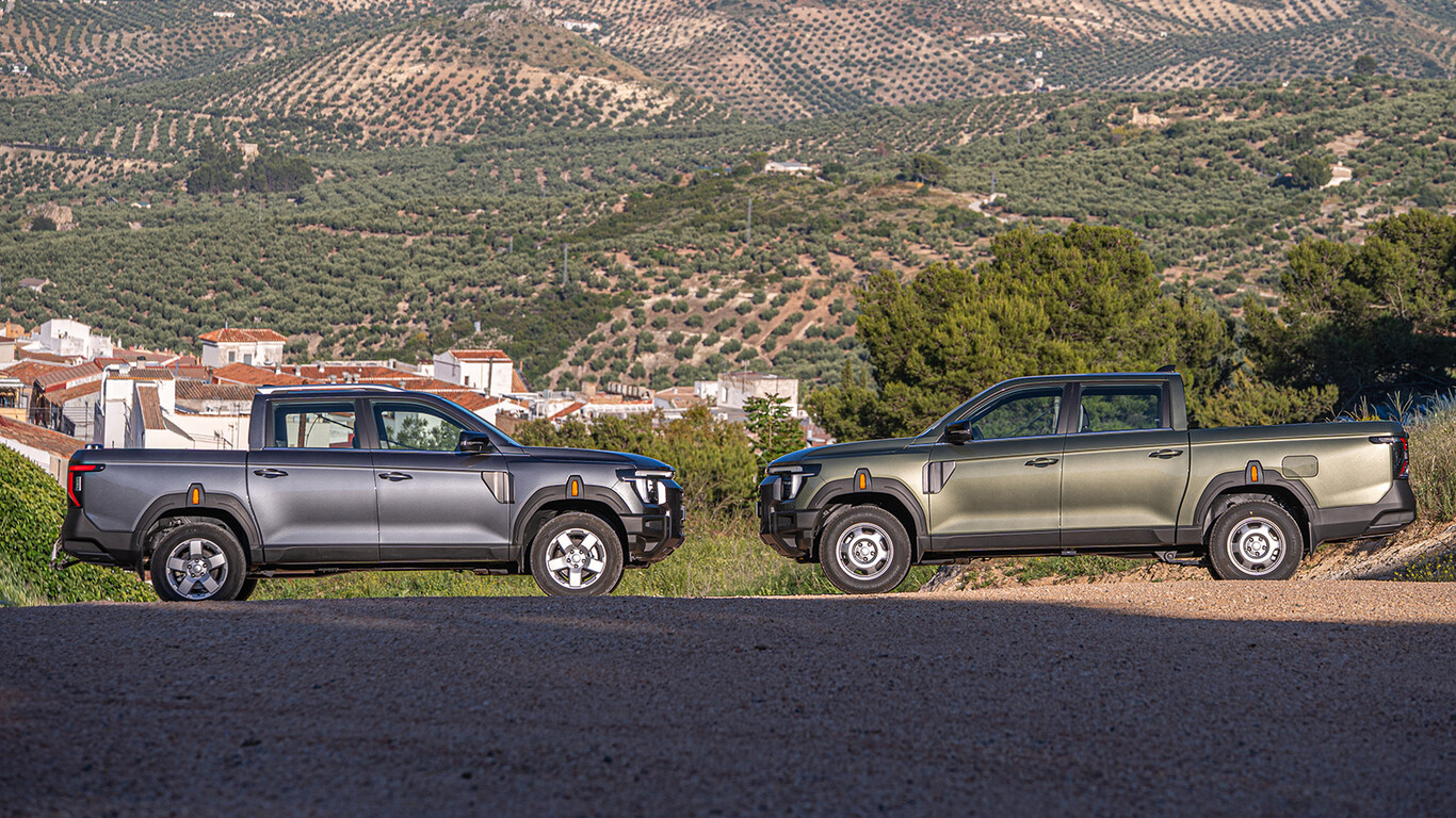 Deux pick-up KGM Musso 2026 vus de profil