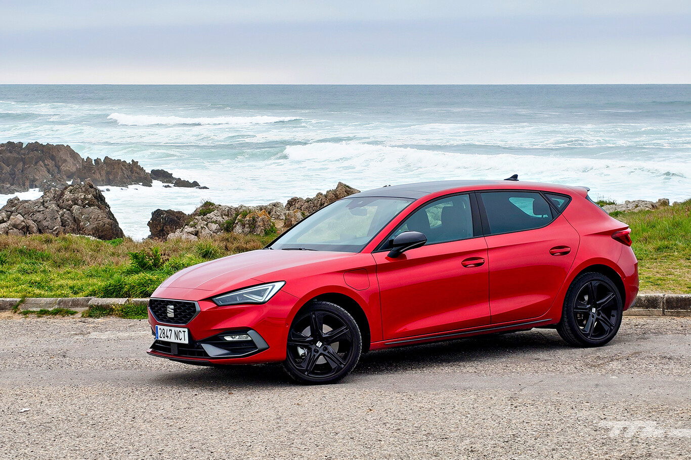 SEAT Leon eHybrid rouge face à l’océan