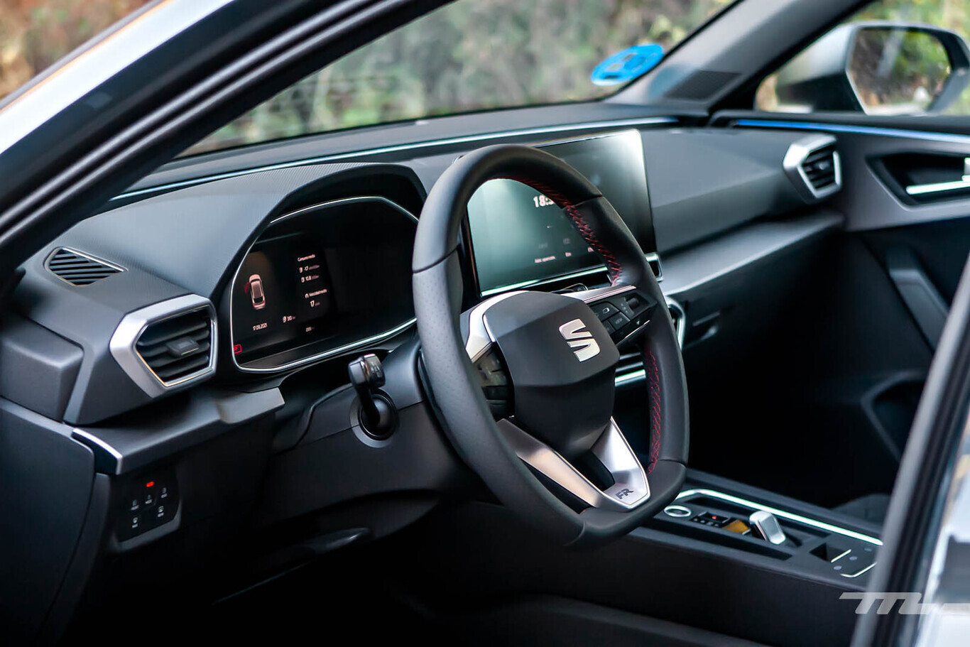 Habitacle de la SEAT Leon eHybrid avec volant sport