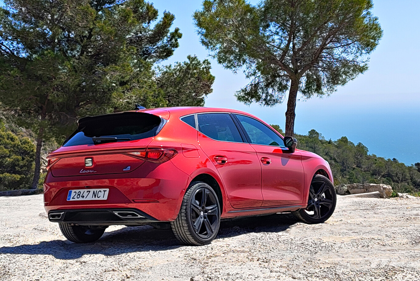 SEAT Leon eHybrid rouge vue arrière en bord de mer