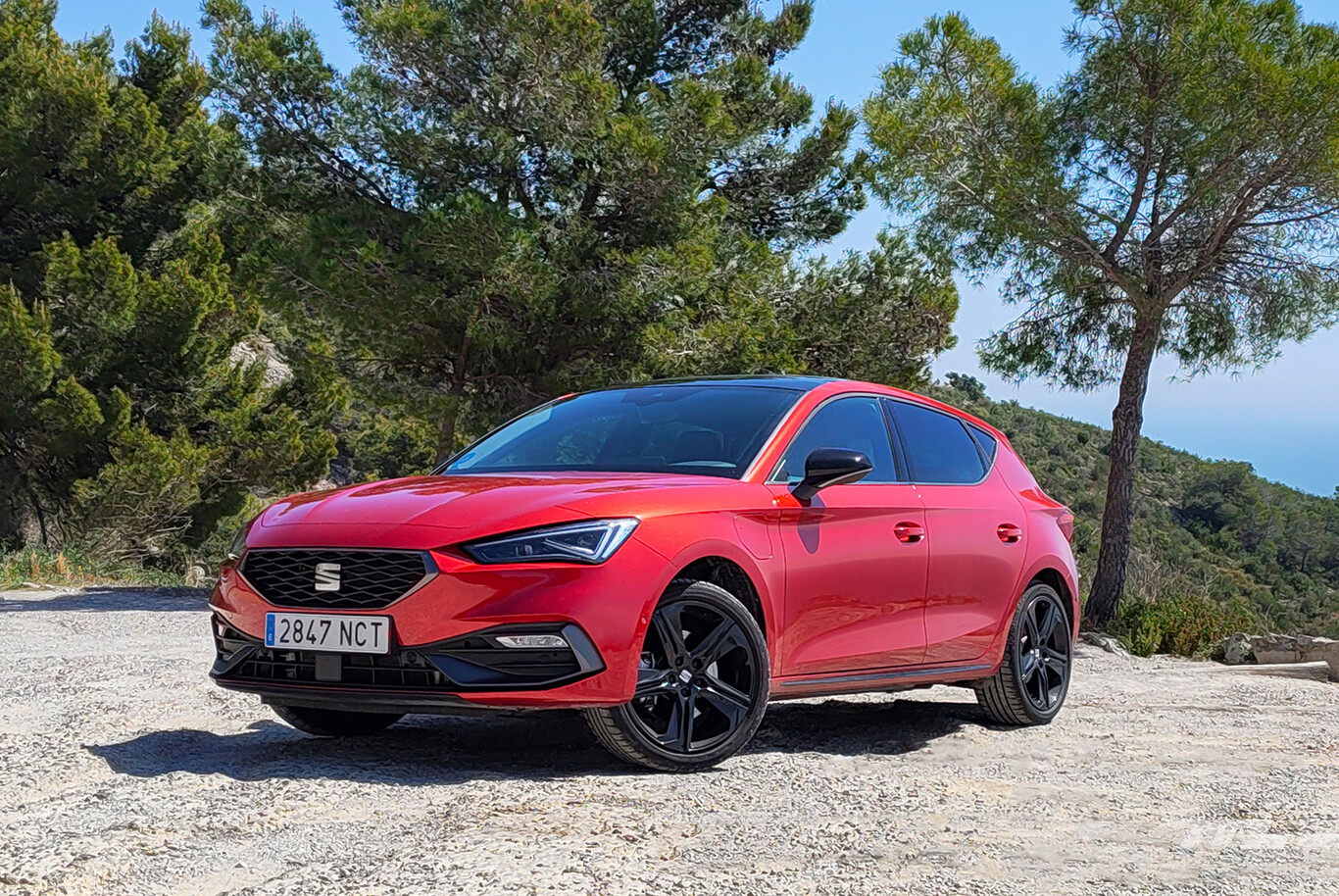 SEAT Leon eHybrid rouge garée sous les pins