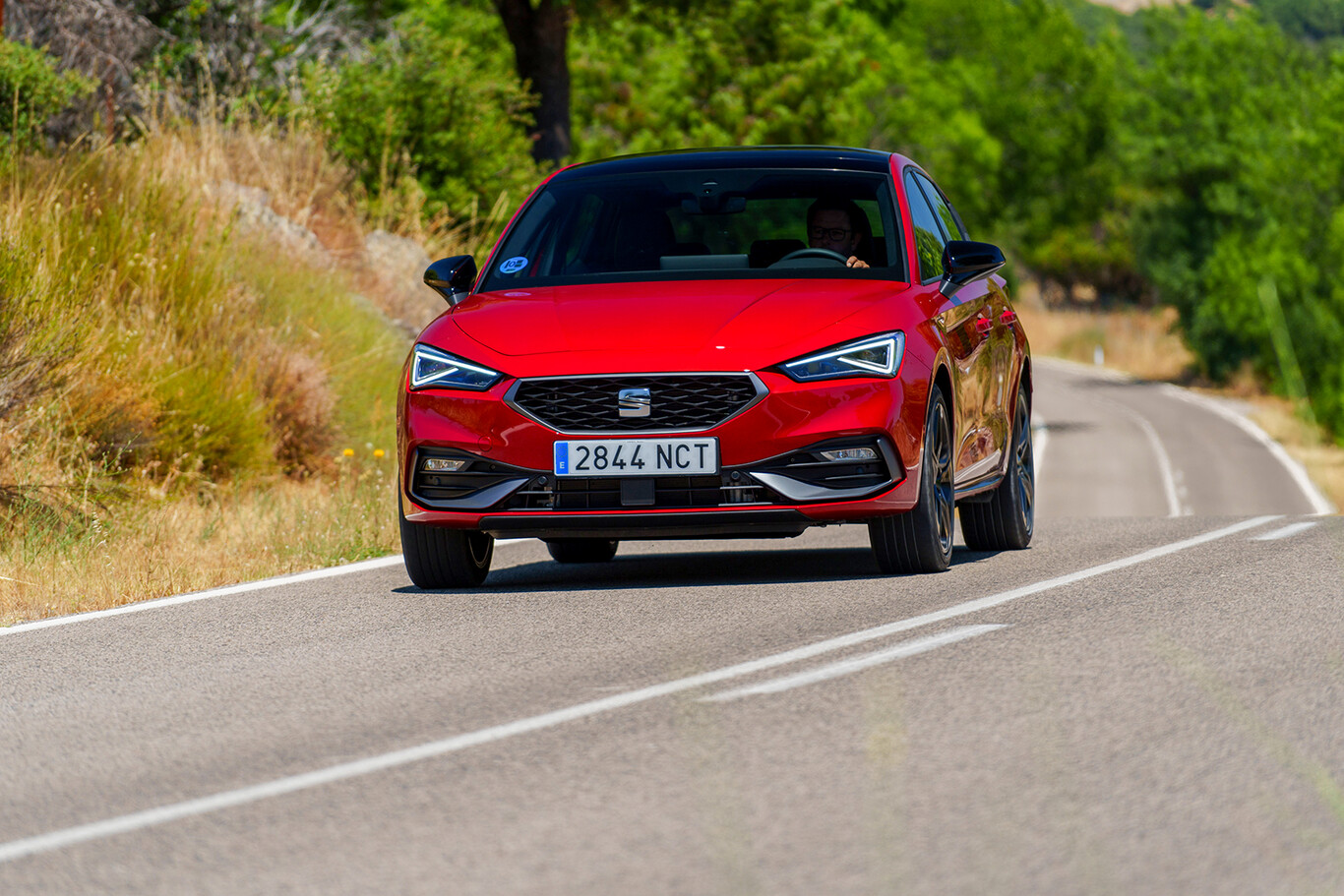 SEAT Leon eHybrid rouge en conduite sur route sinueuse