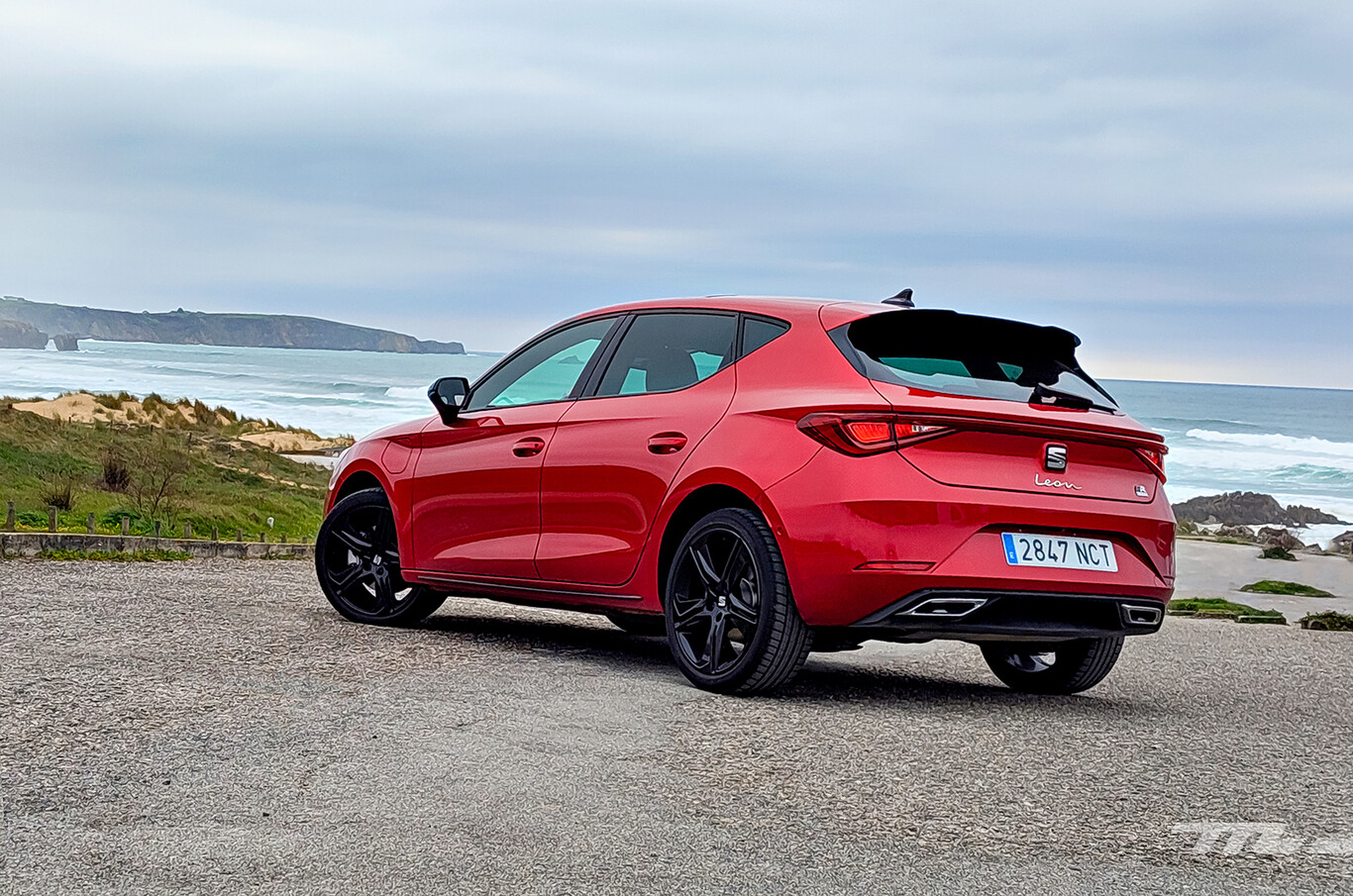 SEAT Leon eHybrid rouge vue arrière au bord de l’océan