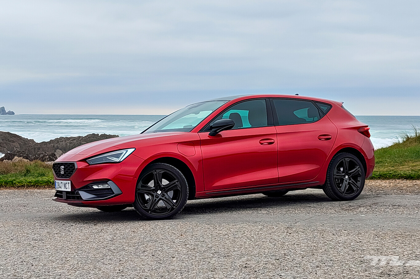 SEAT Leon eHybrid rouge vue de profil face à la mer