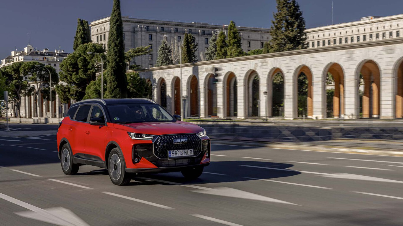 Ebro s700 HEV rouge en ville devant des arches