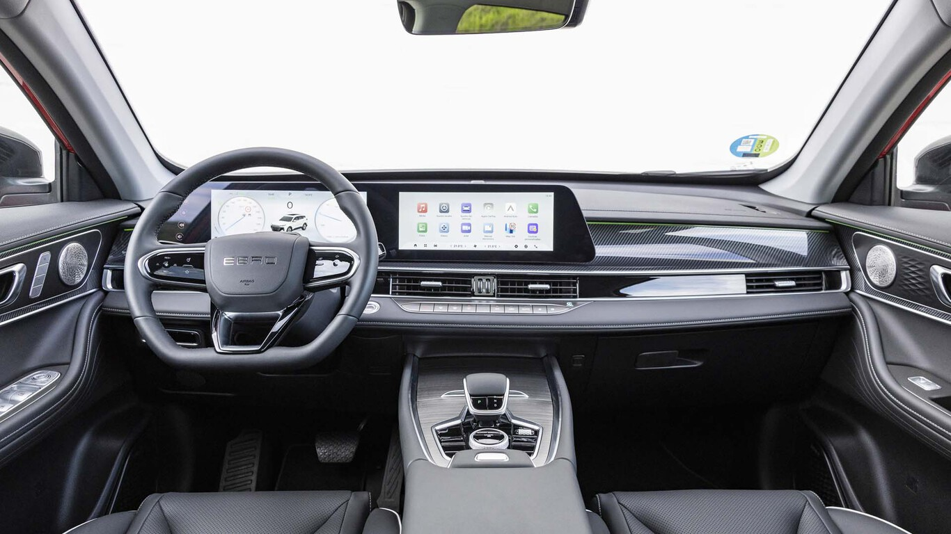 Habitacle du Ebro s700 HEV avec double écran numérique