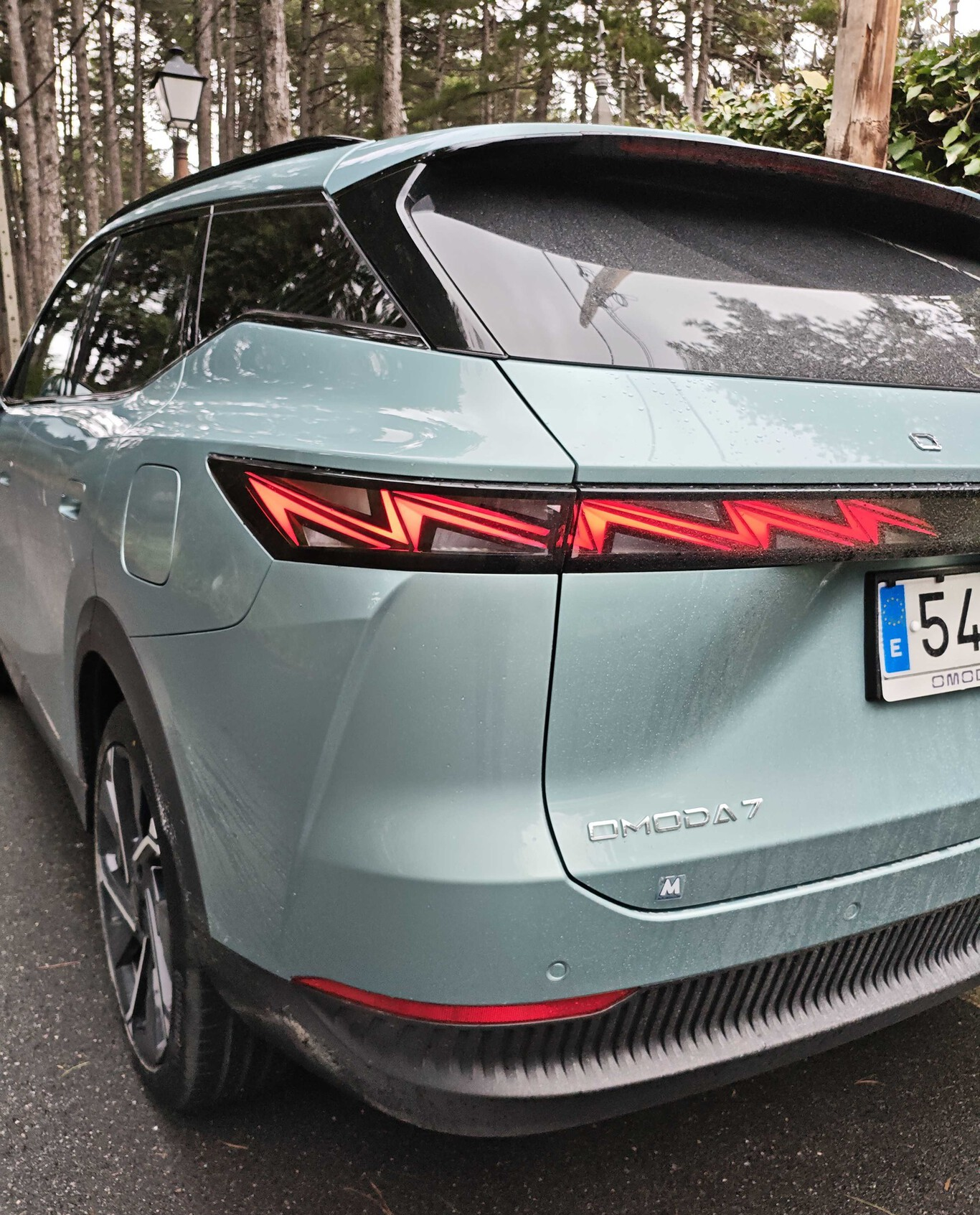 Feux arrière de l’Omoda 7 SHS bleu clair en gros plan