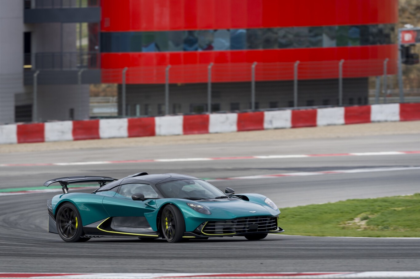Aston Martin Valhalla turquoise en attaque sur circuit