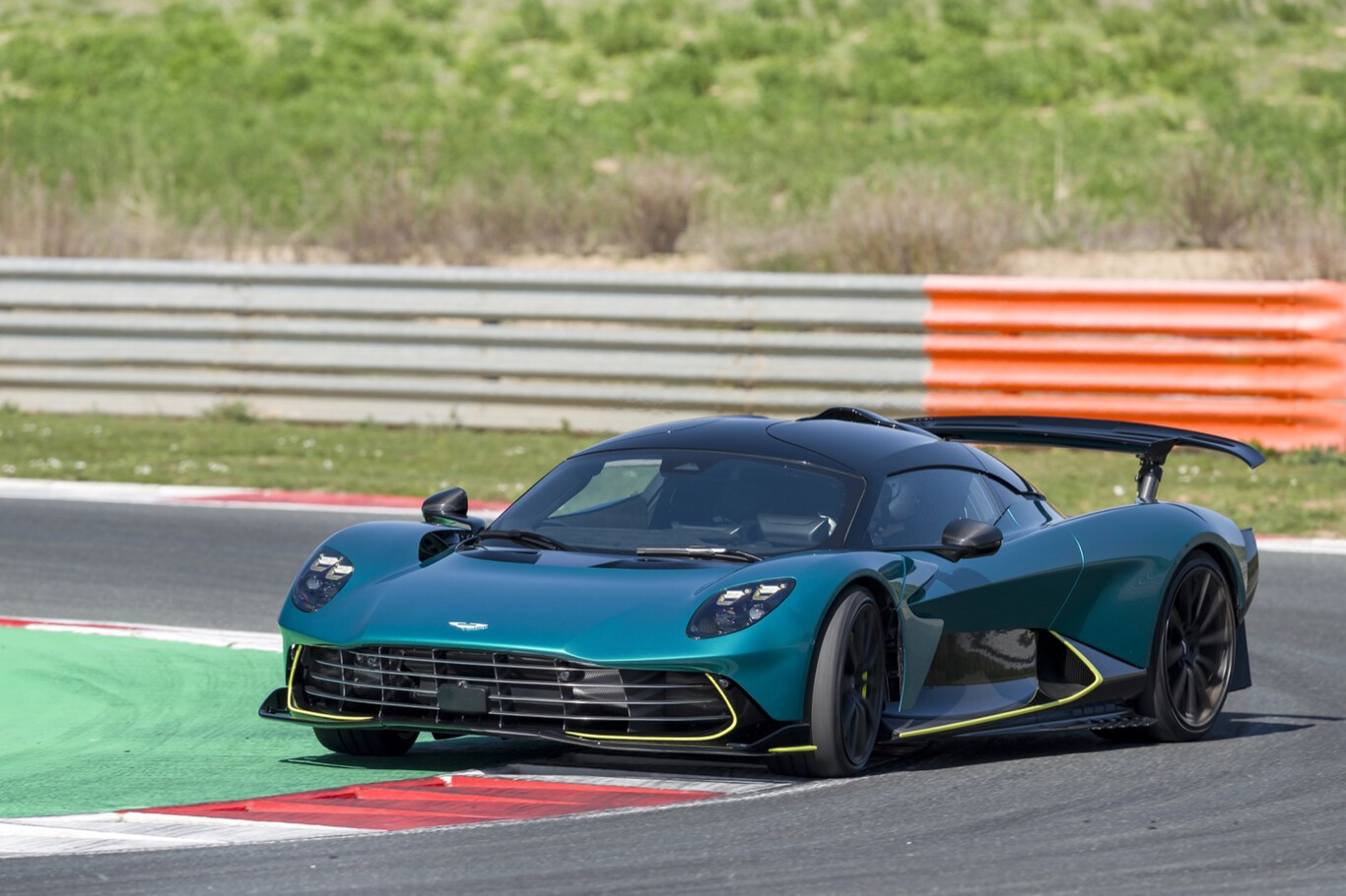 Aston Martin Valhalla dans un virage de circuit