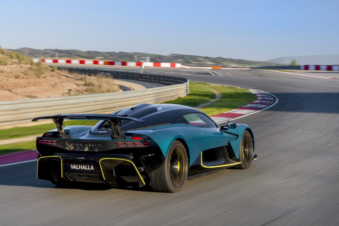 Aston Martin Valhalla vue arrière sur circuit