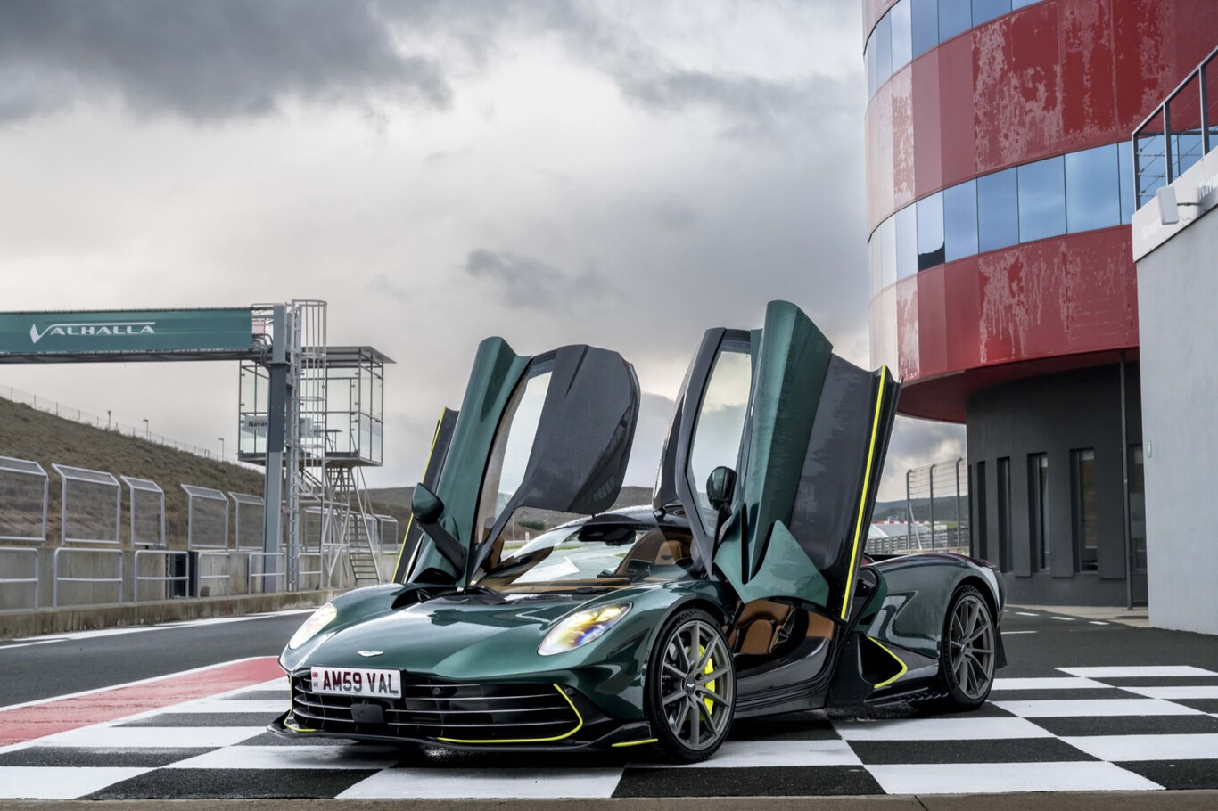 Aston Martin Valhalla avec portes papillon ouvertes