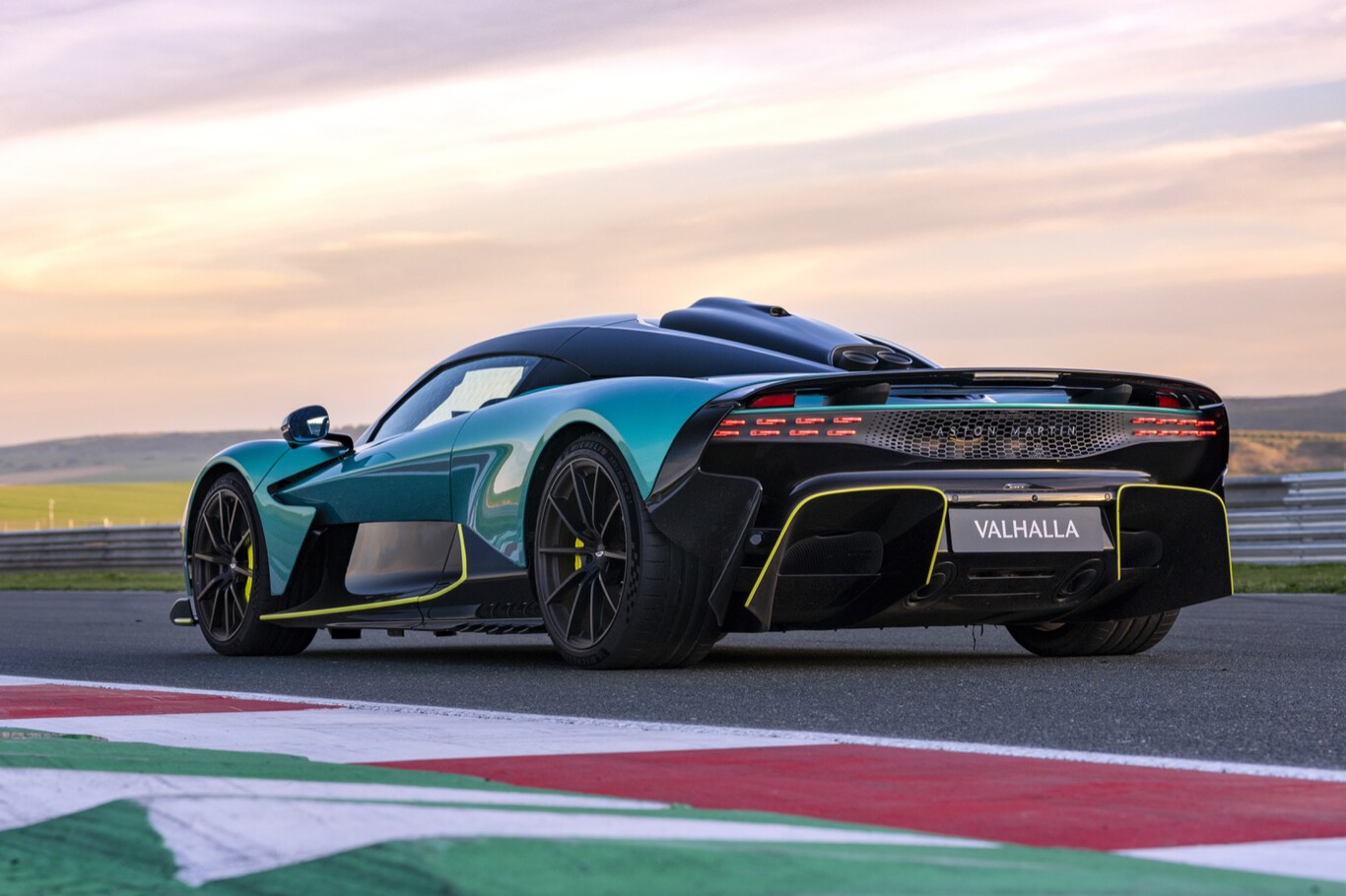 Aston Martin Valhalla vue arrière sur piste