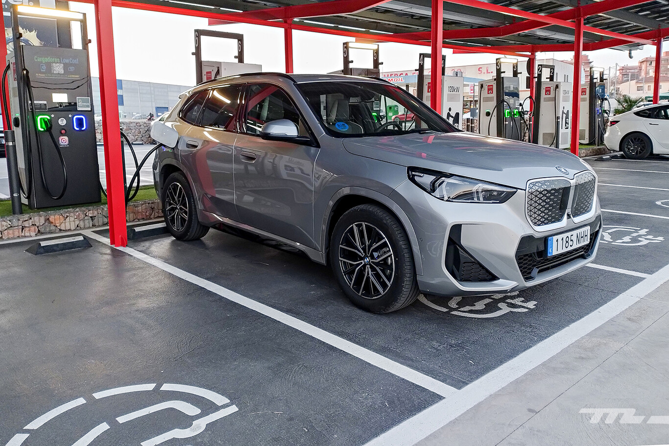 BMW iX1 électrique en recharge sur une borne rapide