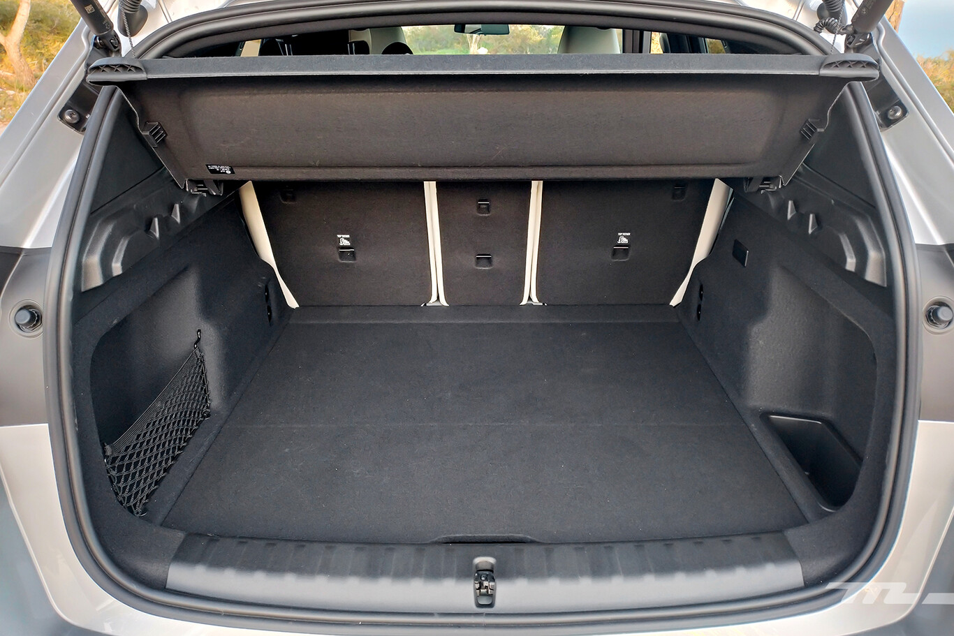 Coffre du BMW iX1 ouvert avec grand espace de chargement