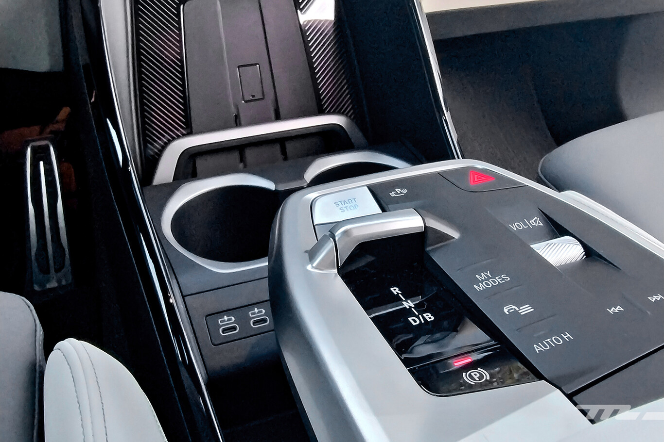 Console centrale du BMW iX1 avec sélecteur de vitesse et commandes tactiles