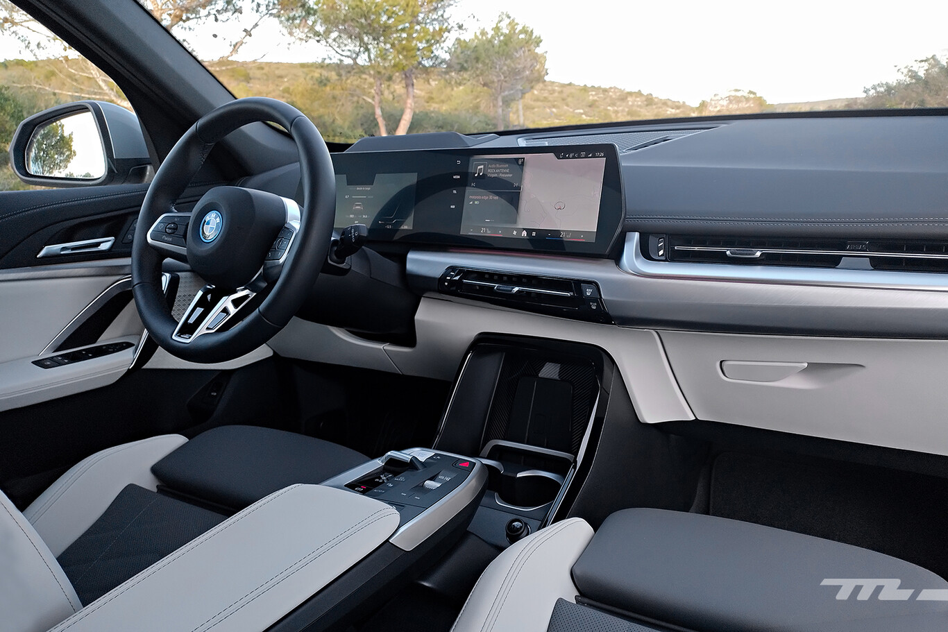 Intérieur du BMW iX1 avec grand écran digital et tableau de bord moderne