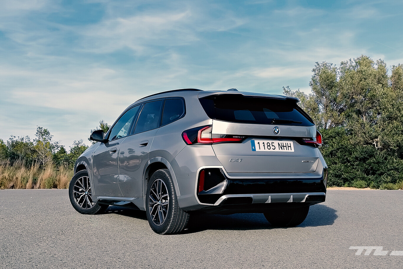 BMW iX1 gris vu de l’arrière avec feux LED et jantes noires