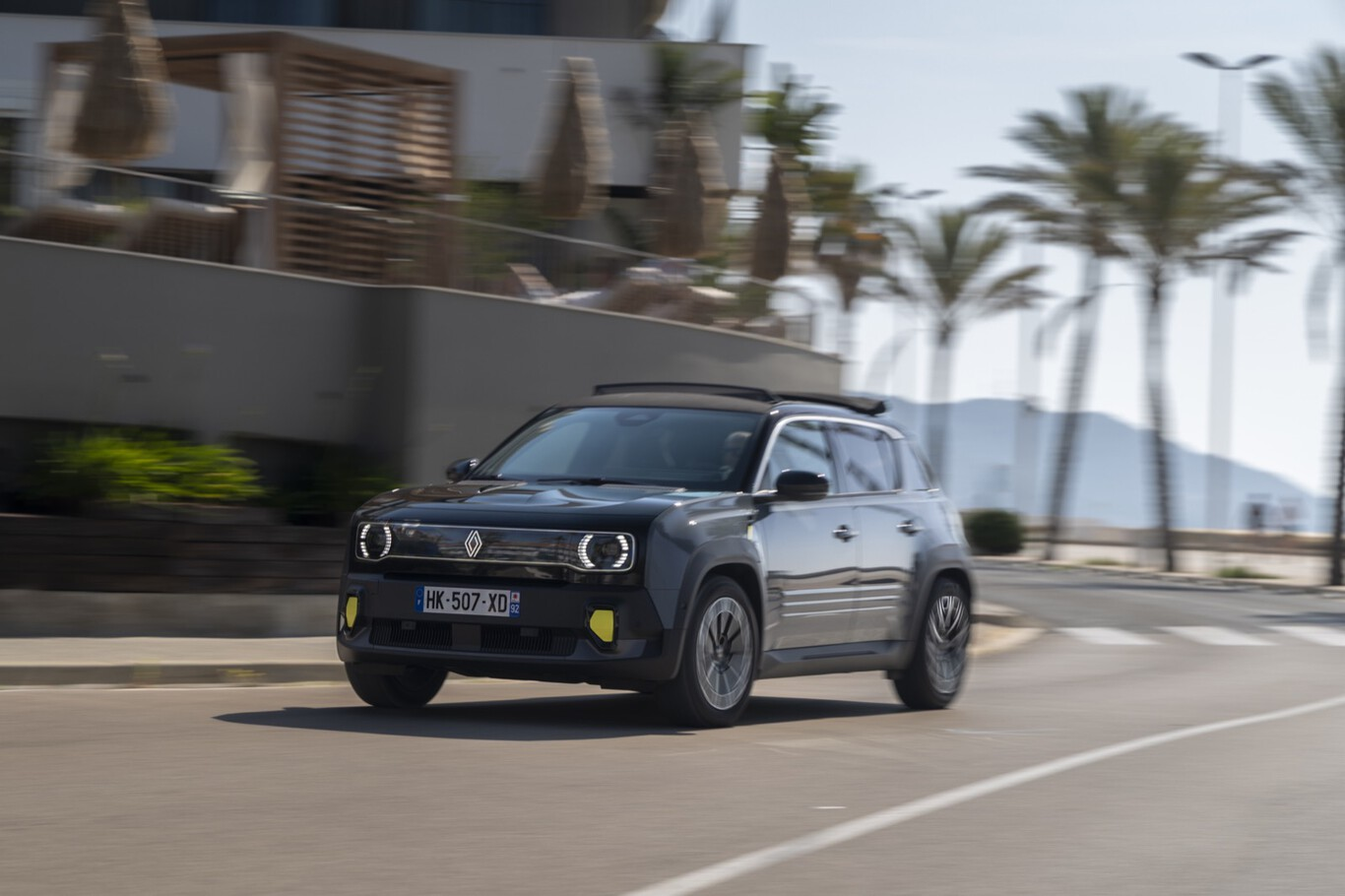 Renault 4 E-Tech Plein Sud grise en circulation sur une route urbaine